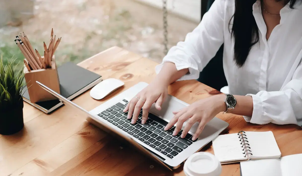 A risk manager using a RMIS in her insurance program management